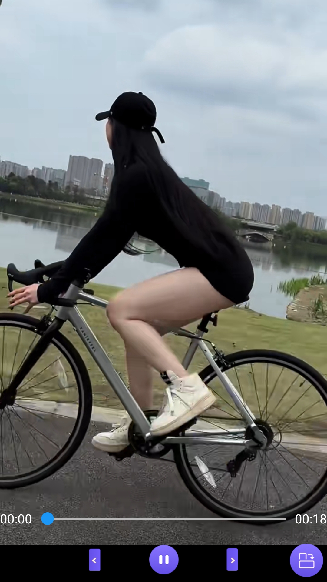 黑冰女s踩踏吐奶系列视频截图